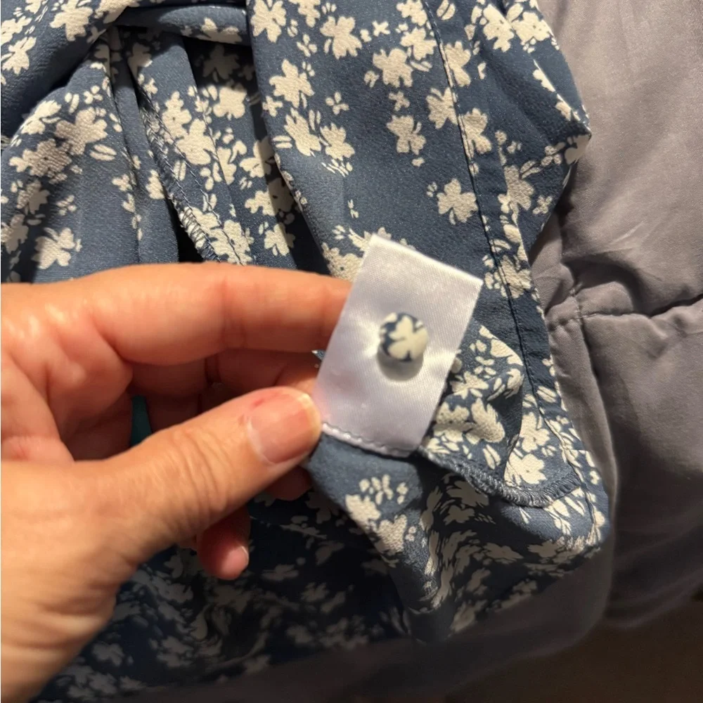 Floral Sleeveless Blue Top - Picture 3 of 5